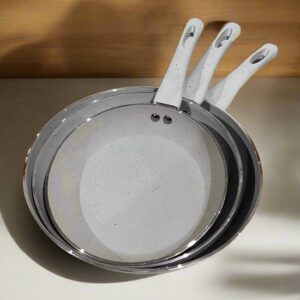 Basoo set van 3 koekenpannen (Ø 20, 24 en 28 cm) - Zwart - Italiaanse kwaliteit - PFOA-vrij met anti-aanbaklaag - Geschikt voor inductie - Grijs